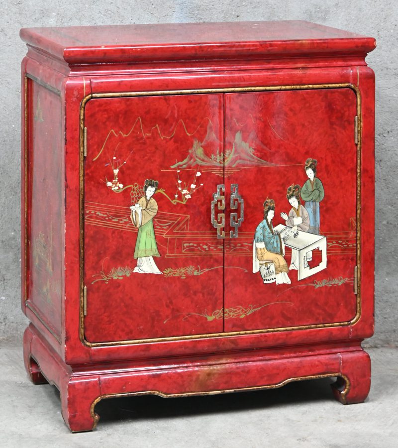 Een Chinees kasje met 2 deuren en figuren in het decor.