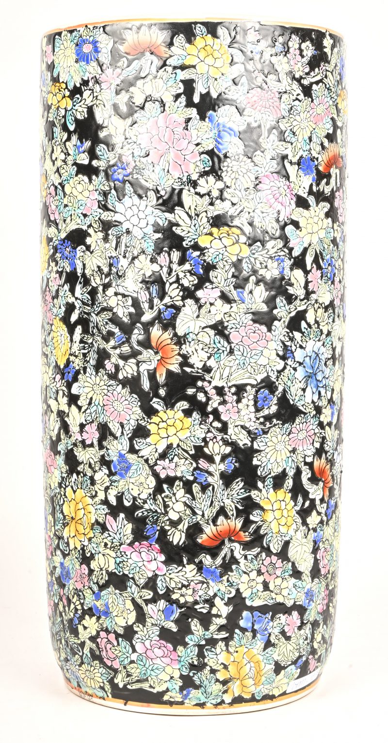 Een Chinese porseleinen paraplubak met florale decoratie.