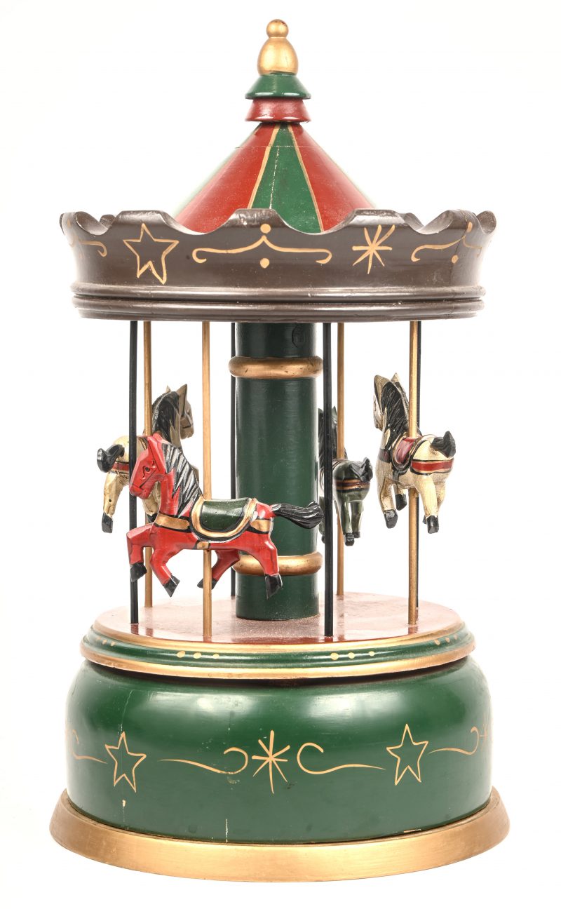 Een decoratieve houten paardemolen.