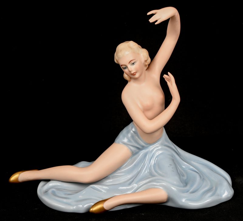 “Elegant Dancer”, een porseleinen beeldje, art-deco, onderaan gemerkt.