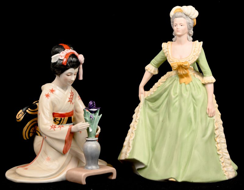 “Marie Antoinette en The Maiden of the Perfect Blossom”, 2 porseleinen beelden uit de Franklin Mint collectie, kleine schade aan het bloemenmeisje.