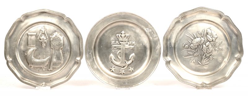 Een lot van 3 tinnen borden met een totaalgewicht van 1255 gram.