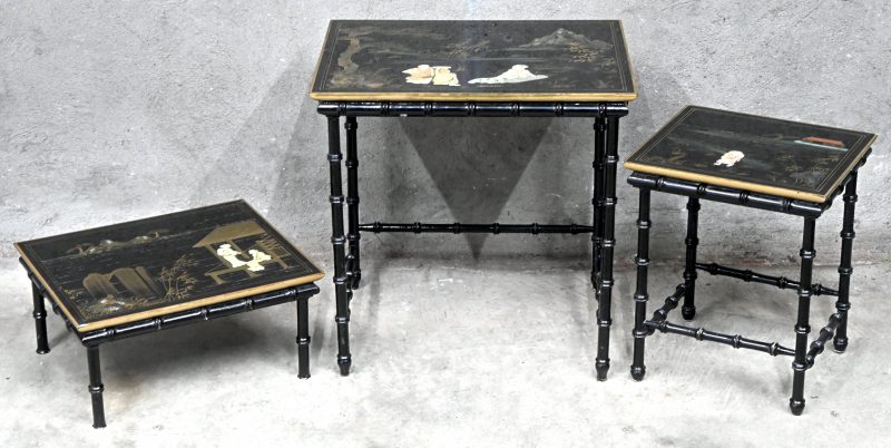 Een set van 3 houten ‘nesting-tables’ in Chinese stijl waarvan de middelste is ingekort.