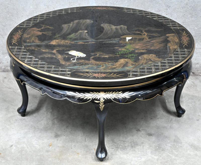 Een ronde Chinese houten salontafel met een landschap en vogel gedecoreerd.