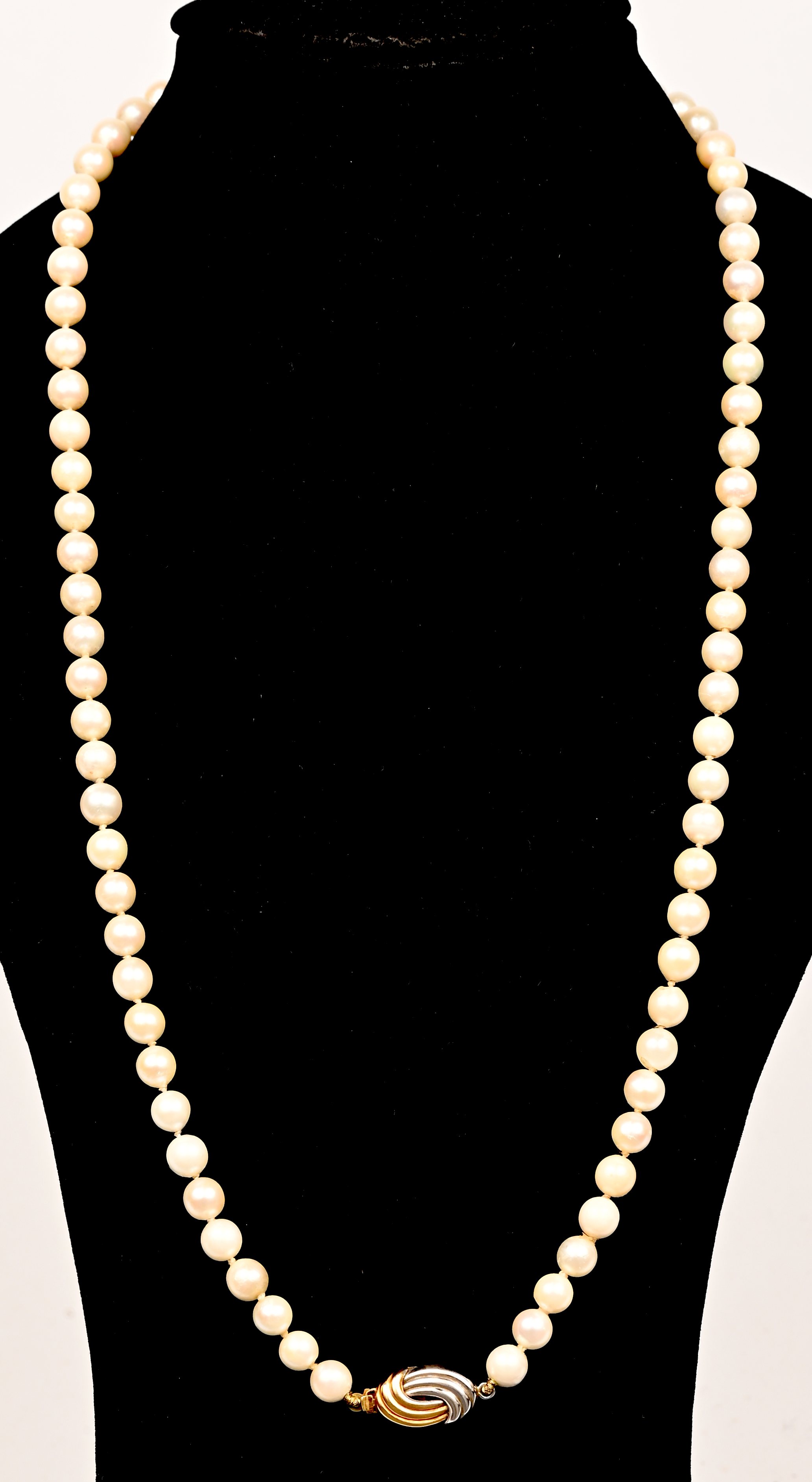 Een parelhalssnoer met 18 kt wit en geelgouden slot Een parelhalssnoer met 18 kt wit en geelgouden slot.