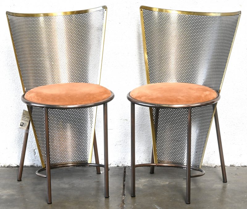 Een set van twee stoelen, ontworpen voor het Belgisch paviljoen van de wereldtentoonstelling van Seville ‘92. Ontworpen door Frans van Praet voor Belgo Chrom.