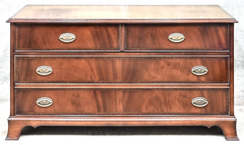 Een Engelse commode/tv-meubel met twee klapdeuren.