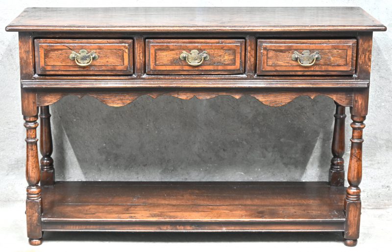 Een Engelse massief eikenhouten consoletafel met 3 laden en certificaat.