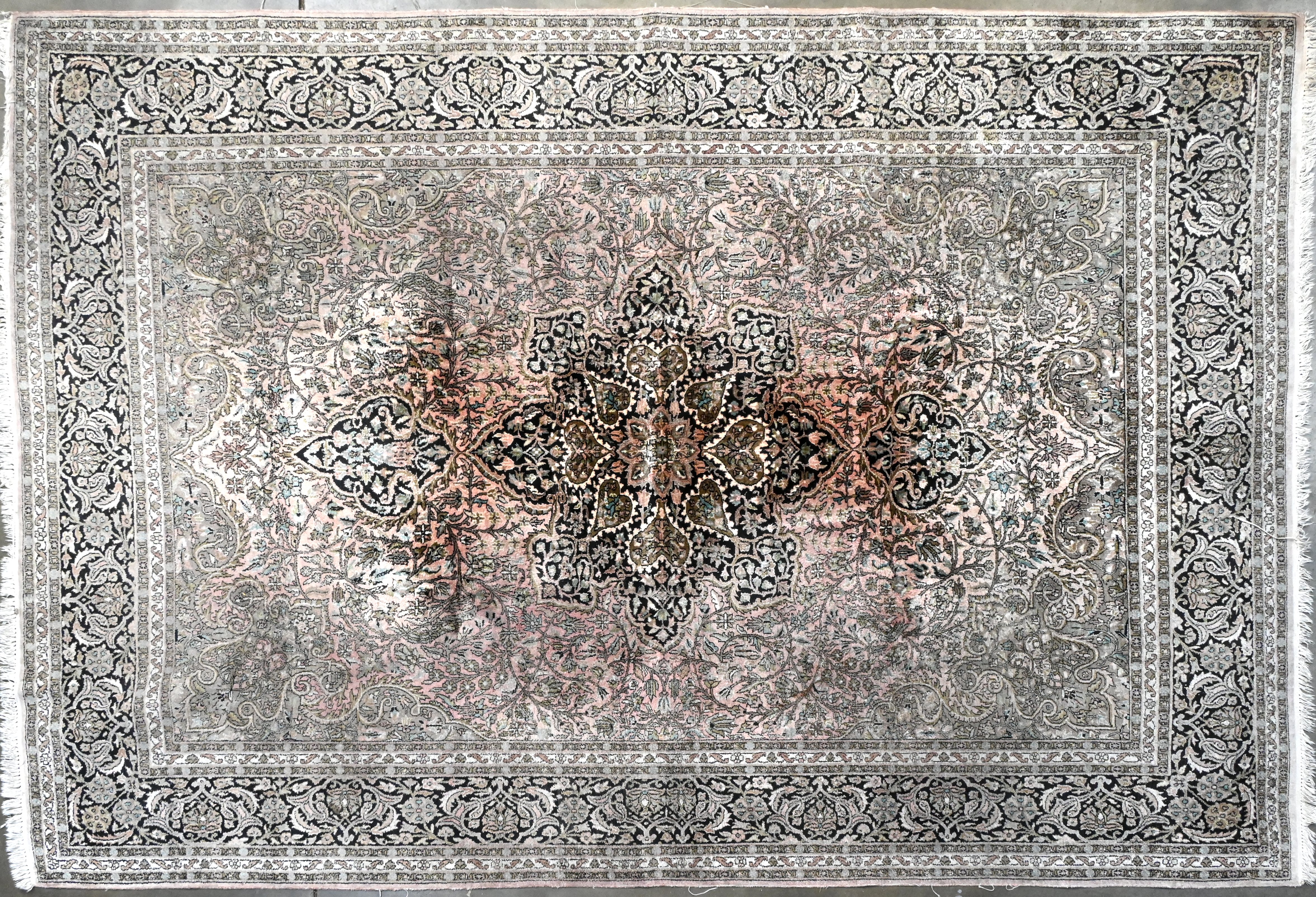 Een Kasjmir tapijt, zijde handgeknoopt in Iran, 850000 knopen per vierkante meter. Met certificaat Een Kasjmir tapijt, zijde handgeknoopt in Iran, 850000 knopen per vierkante meter. Met certificaat.