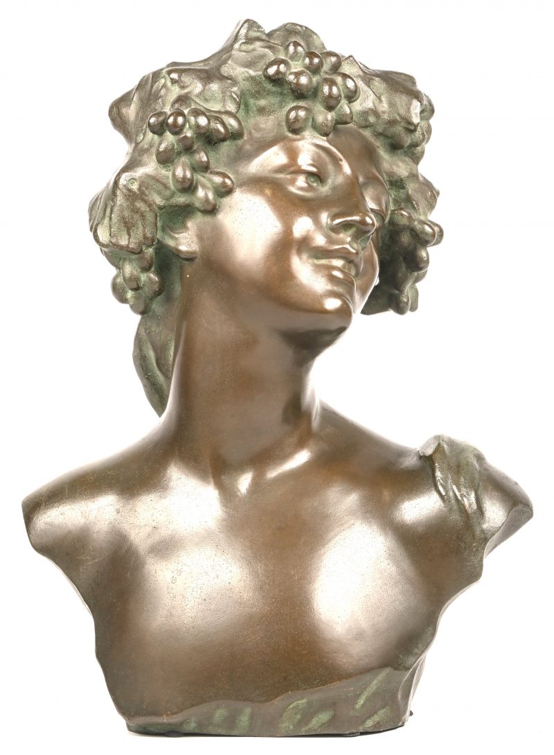 ‘Bacchante’, een bruin gepatineerde bronzen buste van de Griekse god van de wijn(bouw) en fruitteelt, zoon van Zeus en Semele. Getekend; Jef Lambeaux.