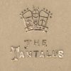Een tantalus van eik, metaal en met drie karaffen van kristal. Gemerkt “The Tantalus”.