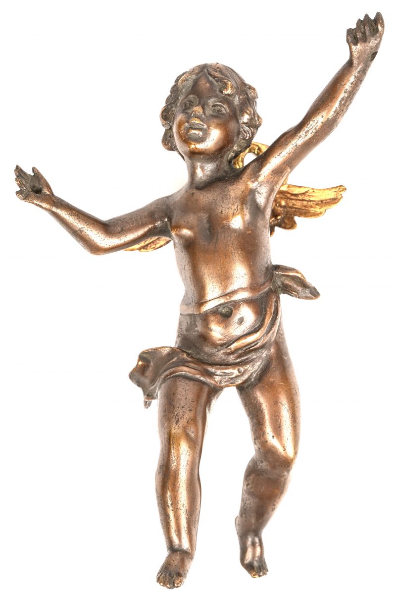 Een gepatineerd bronzen engeltje met goudkleurige vleugeltjes. Was vermoedelijk onderdeel van een luchter.