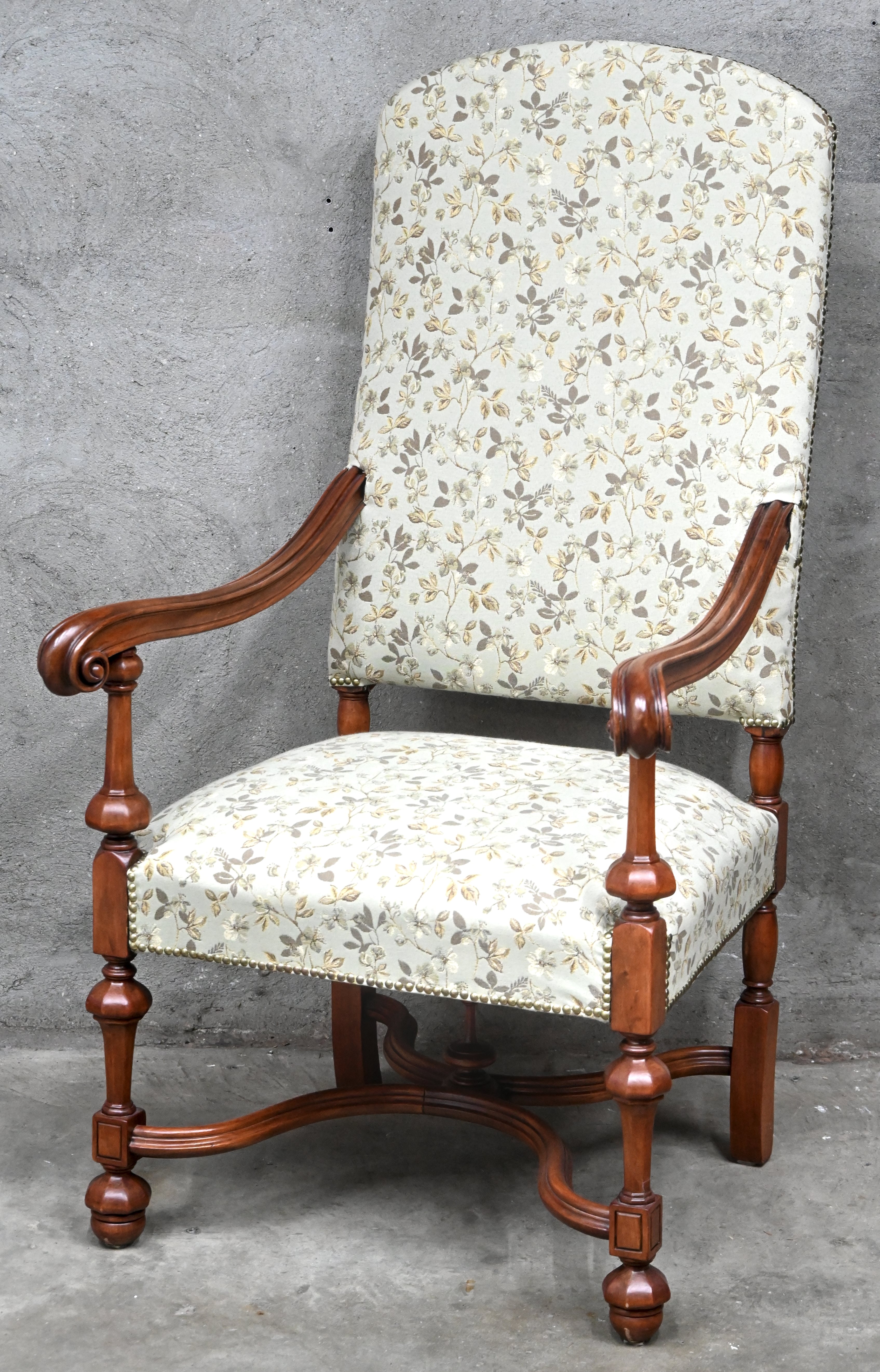 Een gebeeldhouwd eikenhouten armstoel in Louis XIII-stijl Een gebeeldhouwd eikenhouten armstoel in Louis XIII-stijl.