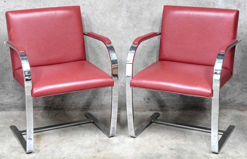 Een set van vier Brno Flat Bar Arm stoelen door Mies Van Der Rohe voor Knoll Studio, en het Tugendhat huis in Brno Tsjechië .