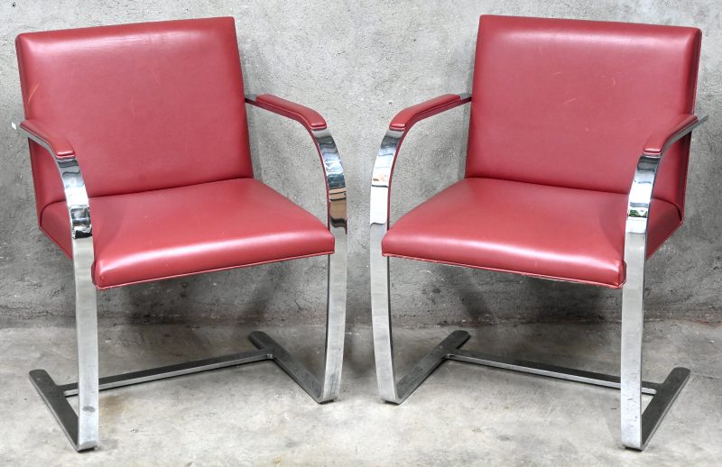 Een set van vier Brno Flat Bar Arm stoelen door Mies Van Der Rohe voor Knoll Studio, en het Tugendhat huis in Brno Tsjechië .