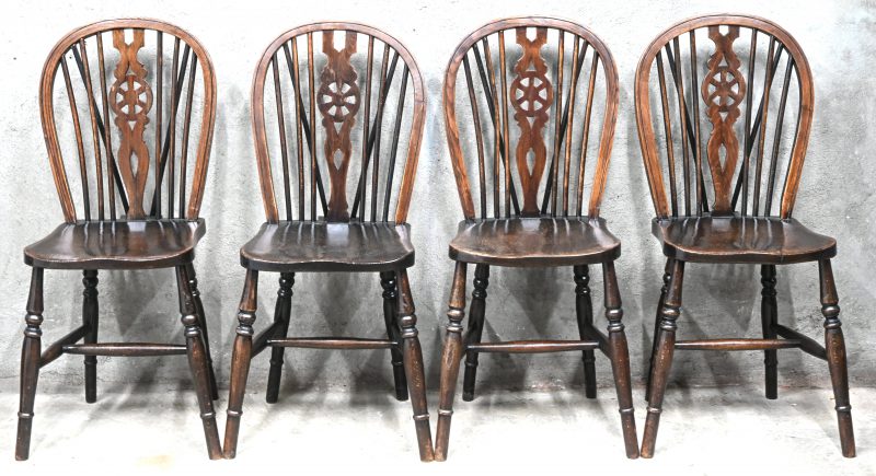 Een lot van 4 houten wheelback Windsor stoelen.