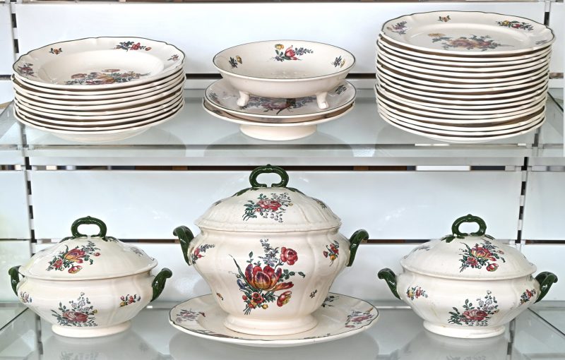 Een servies gedeelte bestaande uit 10 diepe borden, 17 platte borden, 3 terrines met deksel, 1 grote schotel, 1 taartschotel en een aardbeienkom. Villeroy & Boch, met gebloemd decor.