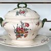 Een servies gedeelte bestaande uit 10 diepe borden, 17 platte borden, 3 terrines met deksel, 1 grote schotel, 1 taartschotel en een aardbeienkom. Villeroy & Boch, met gebloemd decor.