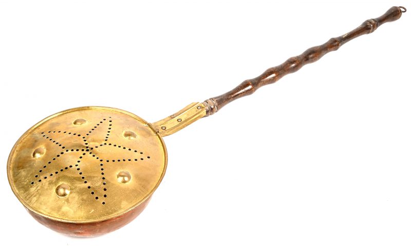 Een antieke koperen bedpan, koper met houten steel.