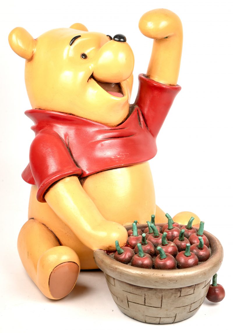 “Pooh Bear”, een beeld van de Disney held uit kunststof, gemerkt Disney, de kersen in de linkerpoot manco.