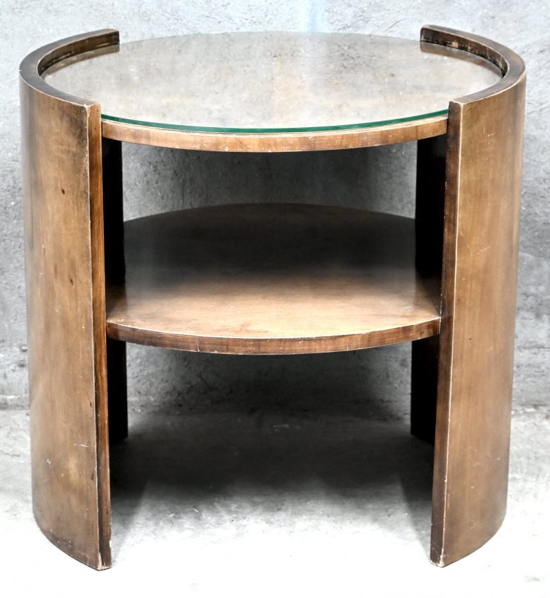 Een gefineerd houten salontafel met glazen blad, art-deco, in de geest van De Coene.