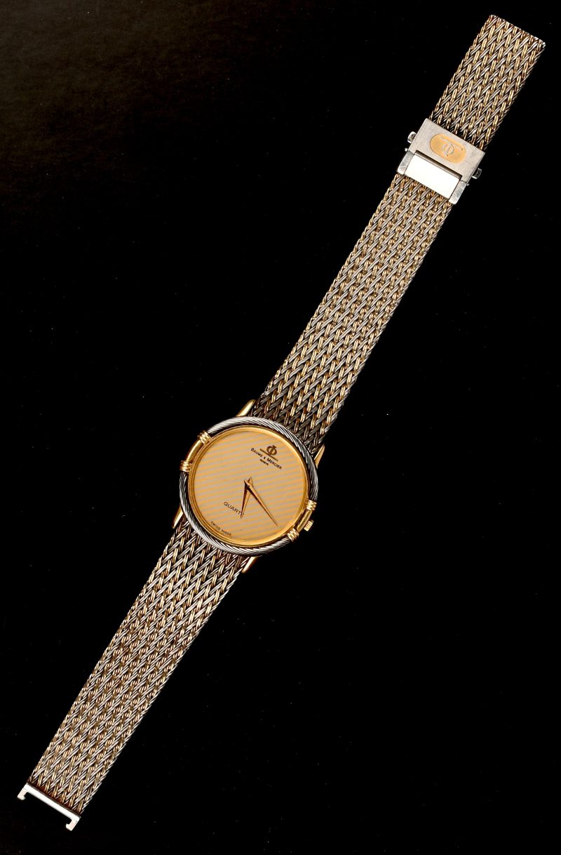 Een roestvrij stalen dameshorloge met gouden details. Quartz Swiss Made.
