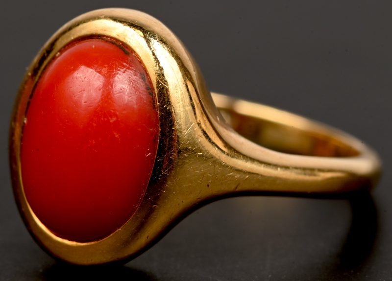 18 karaats geelgouden ring met koraal cabochon van +- 3 ct.