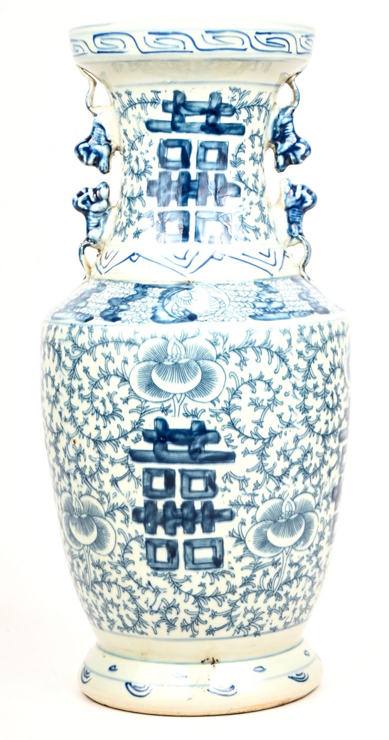 Een Chinees porseleinen balustervaas, blauw-wit met Shou decor.