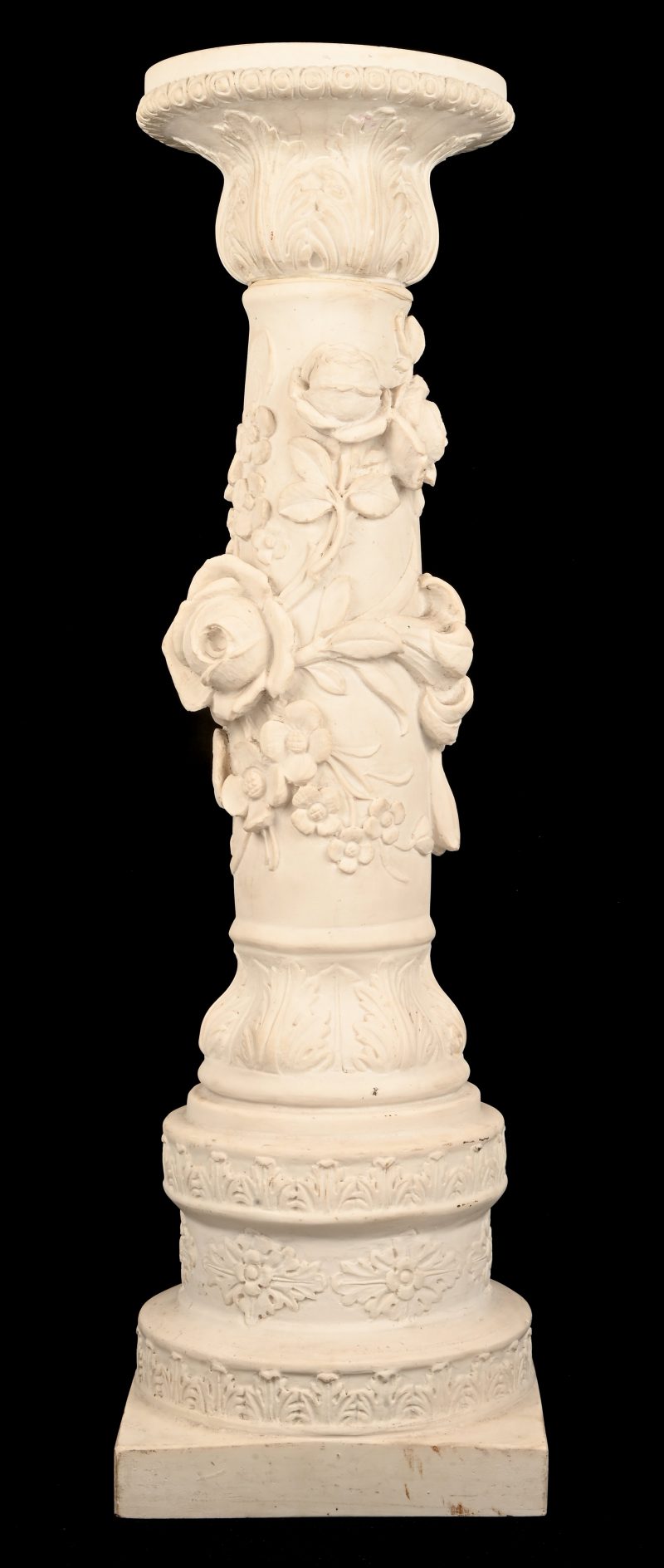 Een polystone zuil met floraal decor.