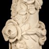 Een polystone zuil met floraal decor.