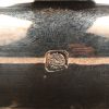 Een wijnfleshouder, hout en zilver, makers mark RC: Carr's of Sheffield Ltd, 925, Sheffield, England met het millennium jaarmerk 2000.