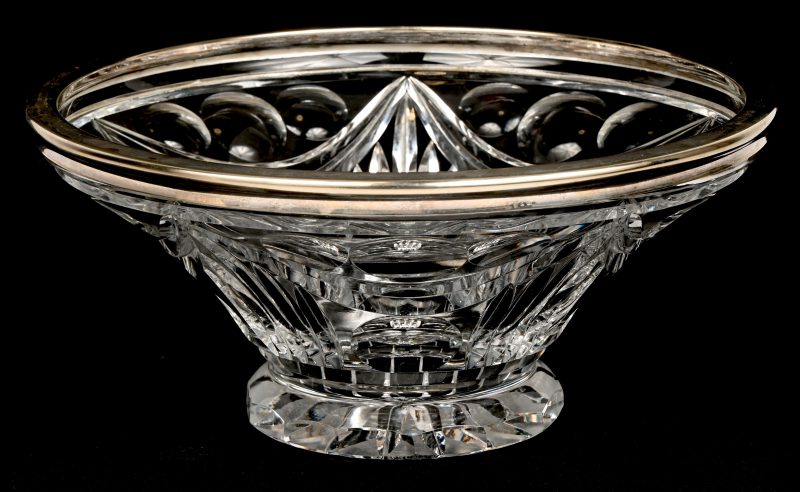 Een kristallen coupe met verzilverd metalen rand.