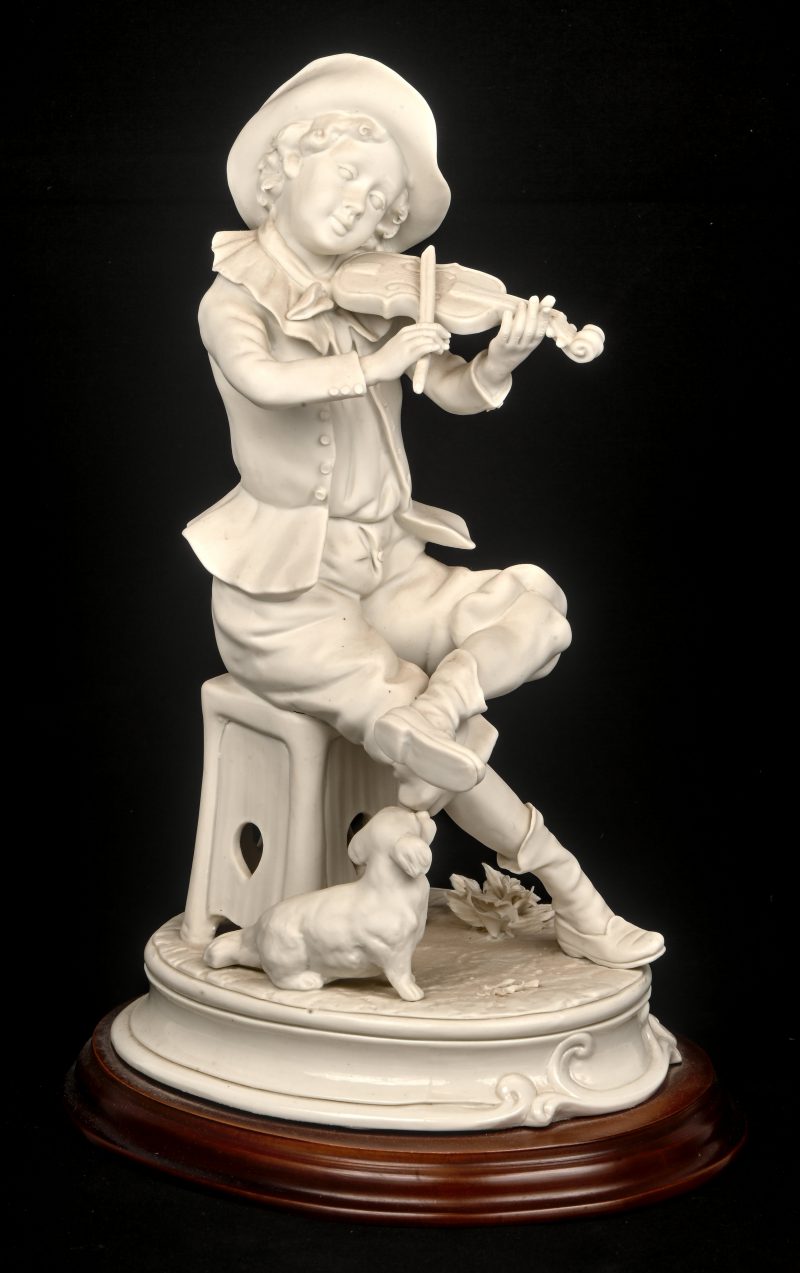 ‘Vioolspeler’, een kleurloos Capo Di Monte beeldje van biscuit. Getekend; Zanella.