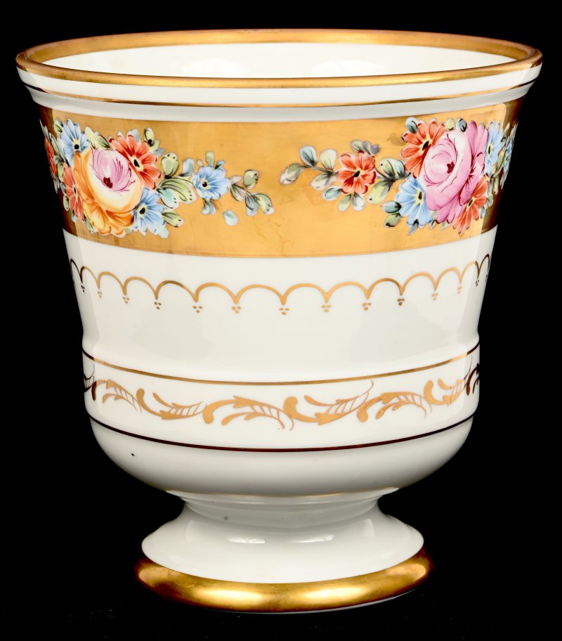 Een beschilderde porseleinen bloempothouder. Editions d’art a tirage reserve sur porcelaine de Couleuvre.