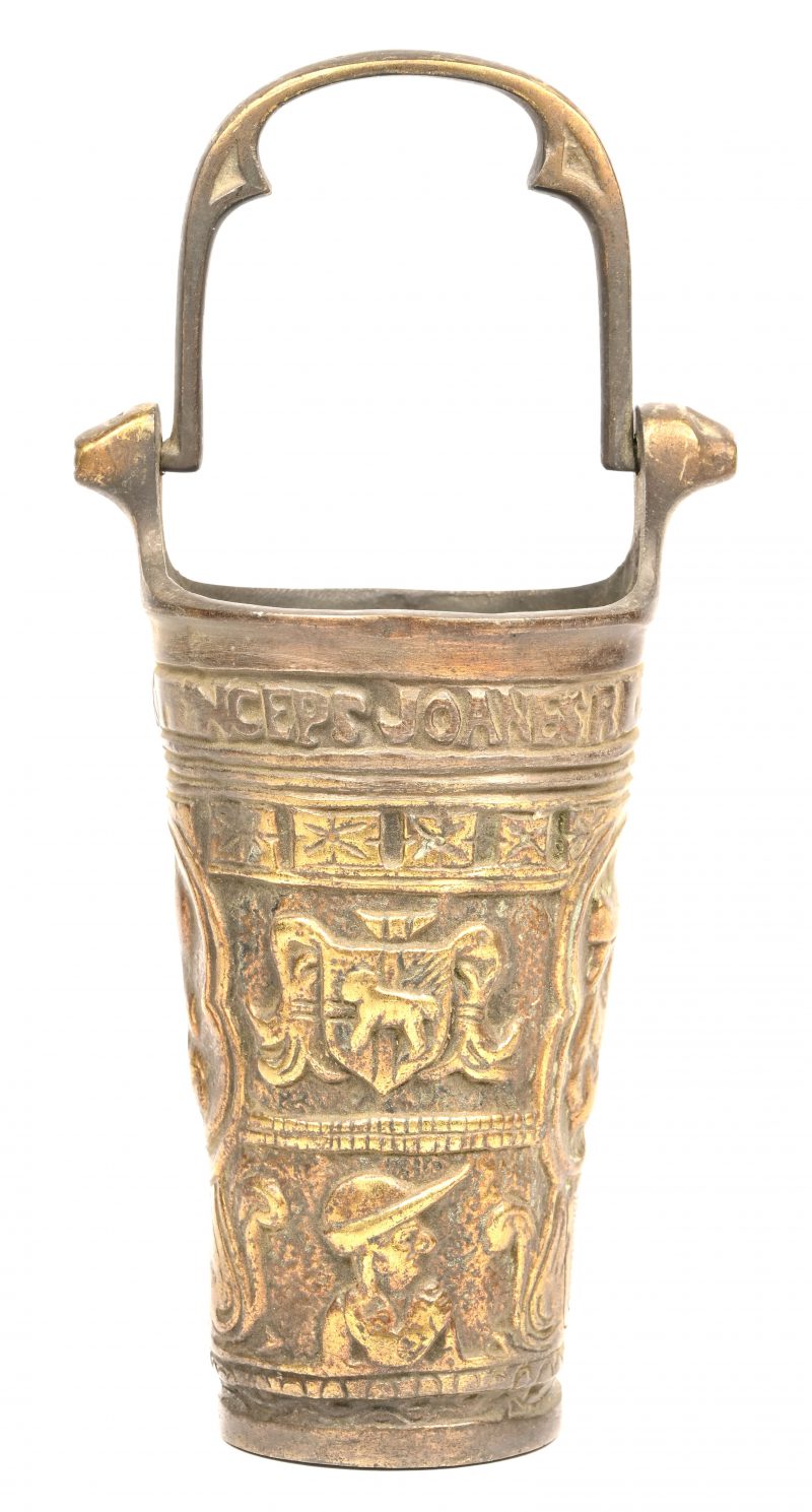 Een gegoten bronzen beker naar antiek voorbeeld.