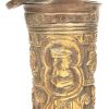 Een gegoten bronzen beker naar antiek voorbeeld.