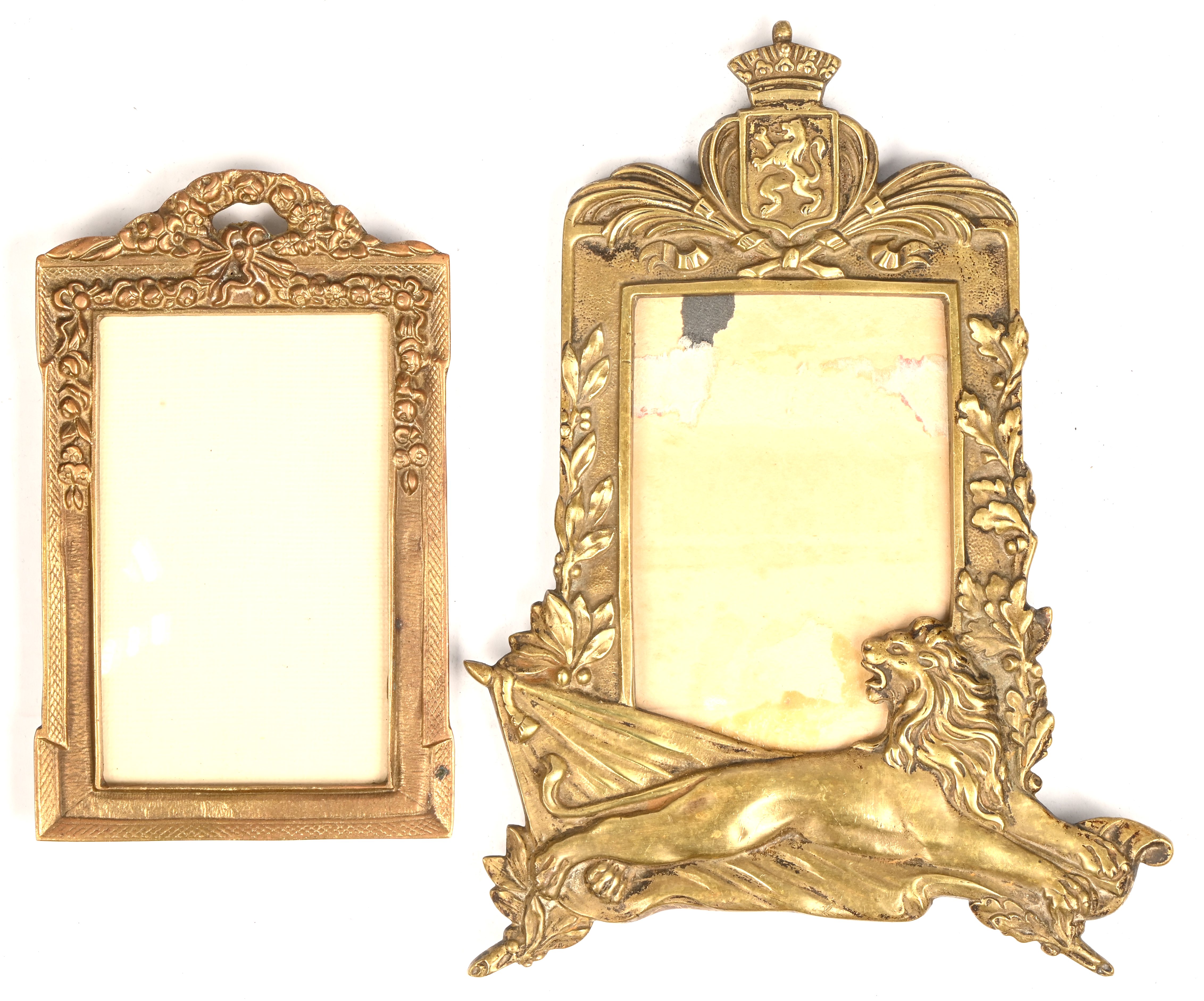 Een lot van twee bronzen fotokaders Een lot van twee bronzen fotokaders.