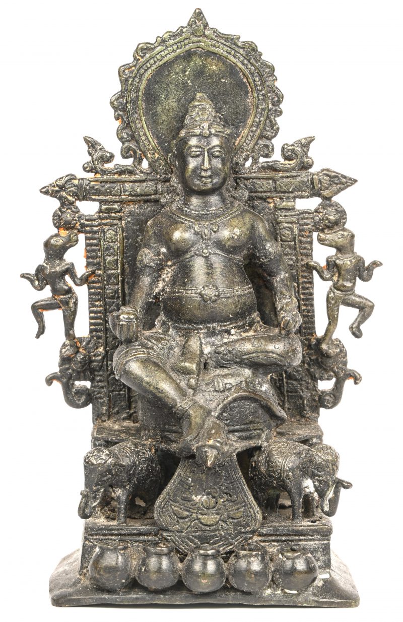 Kubera, een gepatinneerd bronzen beeld. Kubera of Kuber is in het hindoeïsme de god van rijkdom en schatten en de god-koning van vele halfgoden zoals de Yaksha's. Hij wordt verheerlijkt als de bezitter van schatten.
