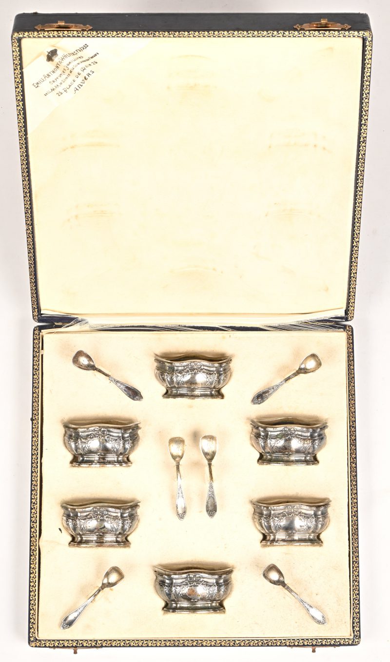 Een set van zes zoutvatjes met lepeltjes in casette. Glazen potjes in zilveren voet, gemerkt 800. Met een nettogewicht van 150 gram zilver. Op de doos een gedenkplaatje als geschenk aan Sir Arthur Yap K.B.E. van de Y.M.C.A.