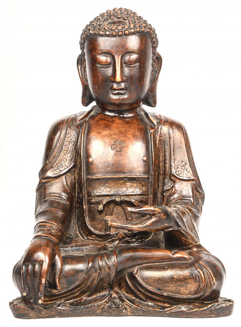 Een Chinese Buddha in lotushouding, van gepatinneerd plaaster. Met het zonnesymbool op de borst.