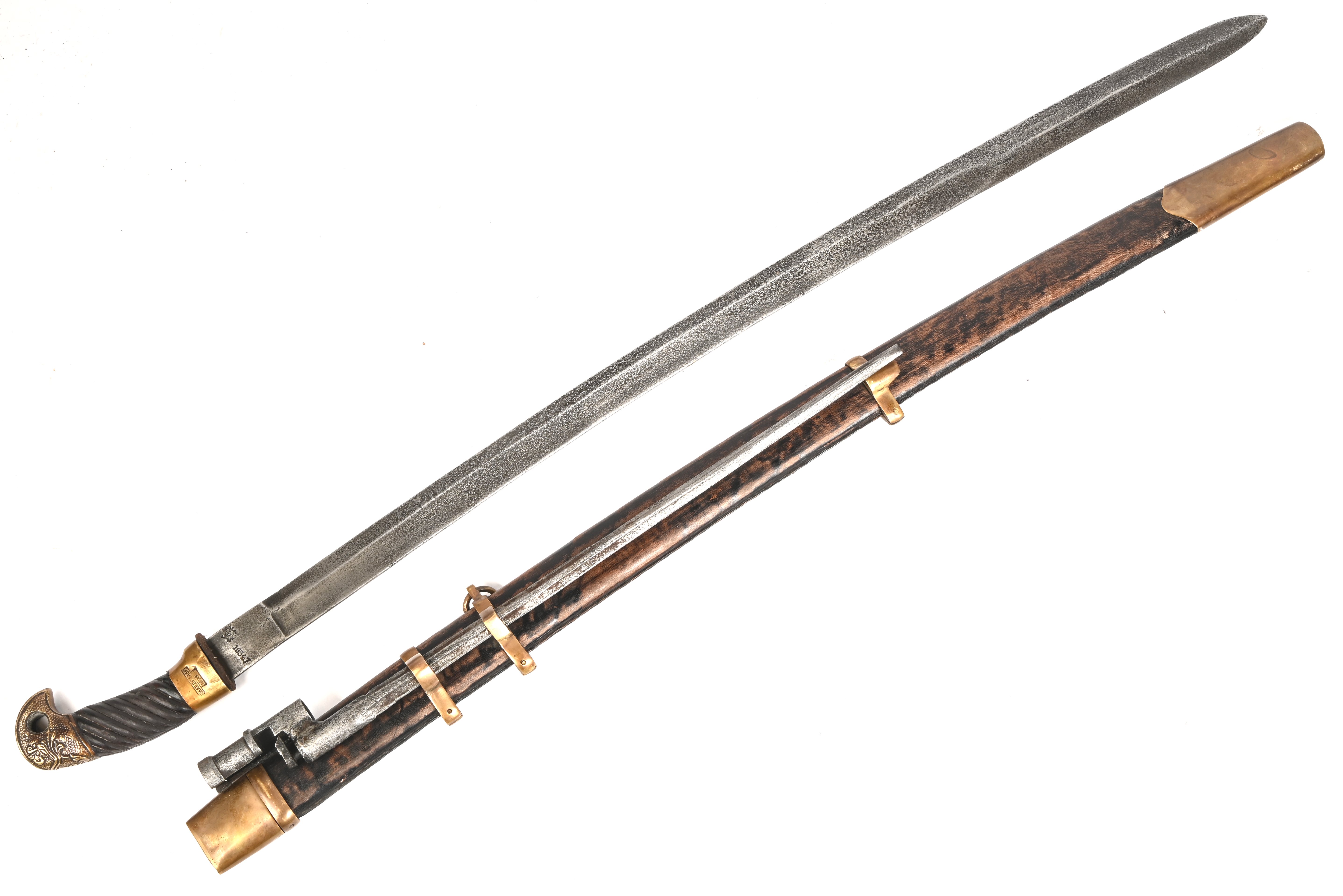 Een Shashka, Kozakkensabel geproduceerd in de Zlatoust Wapenfabriek. Rusland. Gestempeld op het lemmet met een hamer en sikkel en het jaartal 1934. Op de pommel CCCP en een gevleugelde hamer en sikkel. Aan de schede is een bajonet bevestigd, type Mosin Nagant M91/30 Een Shashka, Kozakkensabel geproduceerd in de Zlatoust Wapenfabriek. Rusland. Gestempeld op het lemmet met een hamer en sikkel en het jaartal 1934. Op de pommel CCCP en een gevleugelde hamer en sikkel. Aan de schede is een bajonet bevestigd, type Mosin Nagant M91/30.