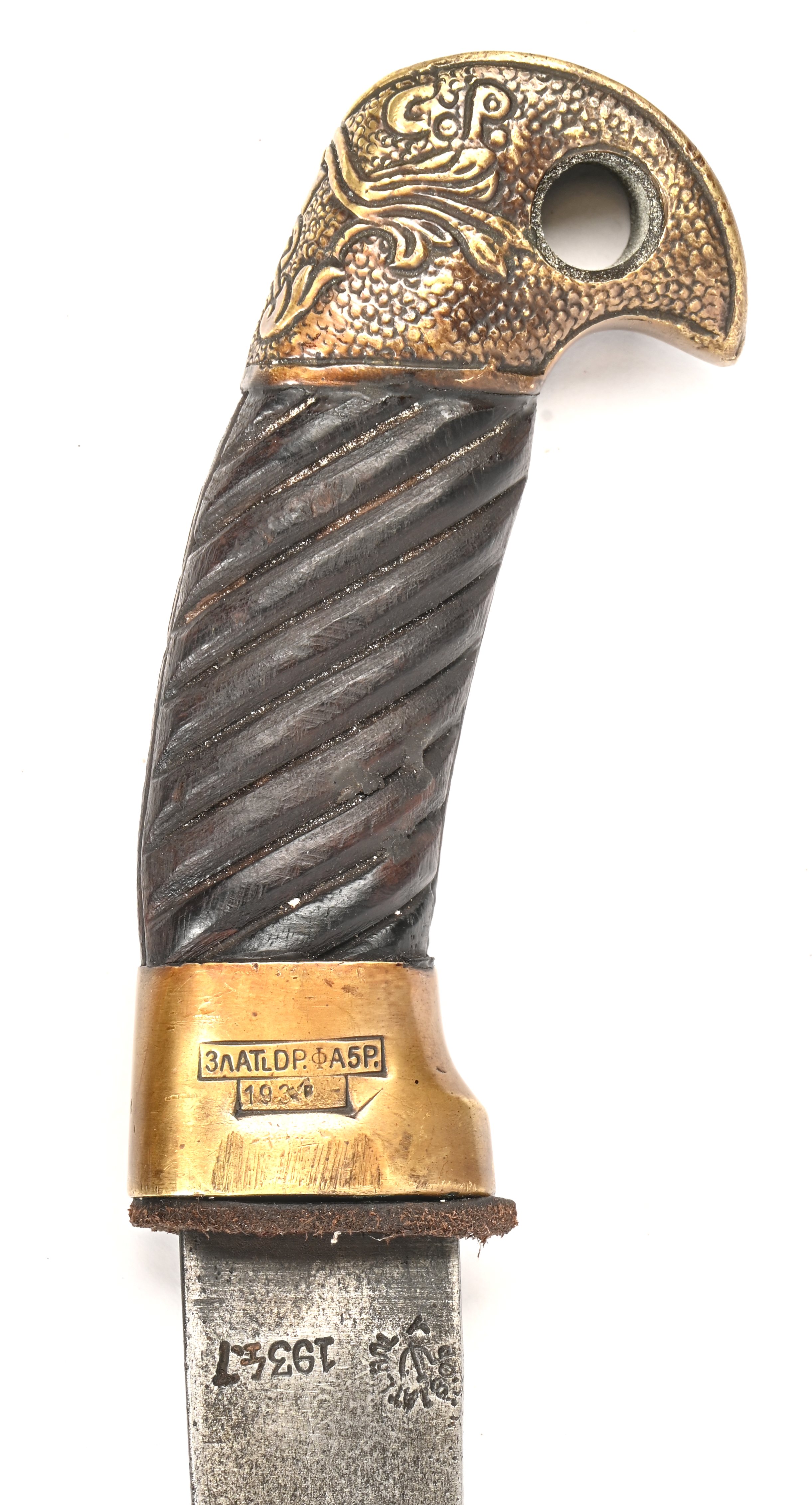 Een Shashka, Kozakkensabel geproduceerd in de Zlatoust Wapenfabriek. Rusland. Gestempeld op het lemmet met een hamer en sikkel en het jaartal 1934. Op de pommel CCCP en een gevleugelde hamer en sikkel. Aan de schede is een bajonet bevestigd, type Mosin Nagant M91/30 Een Shashka, Kozakkensabel geproduceerd in de Zlatoust Wapenfabriek. Rusland. Gestempeld op het lemmet met een hamer en sikkel en het jaartal 1934. Op de pommel CCCP en een gevleugelde hamer en sikkel. Aan de schede is een bajonet bevestigd, type Mosin Nagant M91/30.