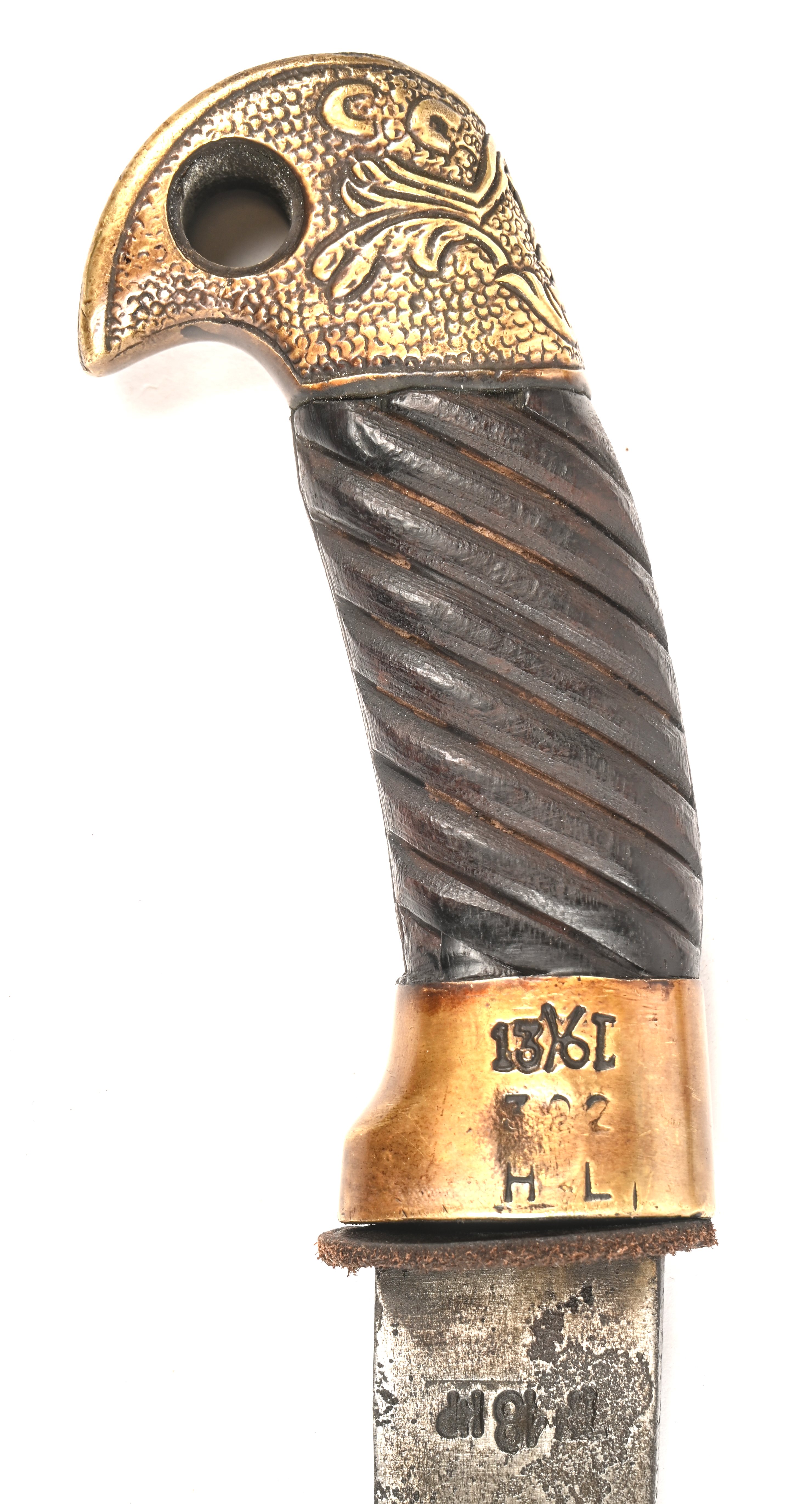 Een Shashka, Kozakkensabel geproduceerd in de Zlatoust Wapenfabriek. Rusland. Gestempeld op het lemmet met een hamer en sikkel en het jaartal 1934. Op de pommel CCCP en een gevleugelde hamer en sikkel. Aan de schede is een bajonet bevestigd, type Mosin Nagant M91/30 Een Shashka, Kozakkensabel geproduceerd in de Zlatoust Wapenfabriek. Rusland. Gestempeld op het lemmet met een hamer en sikkel en het jaartal 1934. Op de pommel CCCP en een gevleugelde hamer en sikkel. Aan de schede is een bajonet bevestigd, type Mosin Nagant M91/30.