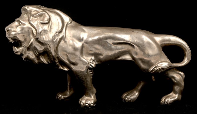Een vernikkeld metalen beeld van een brullende leeuw. Getekend; Meurisse.