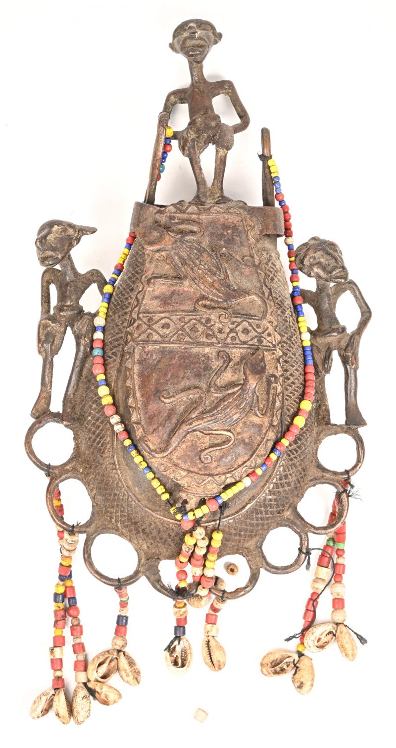 Een bronzen tas met figuren, kralen en schelpen, Benin, Nigeria.