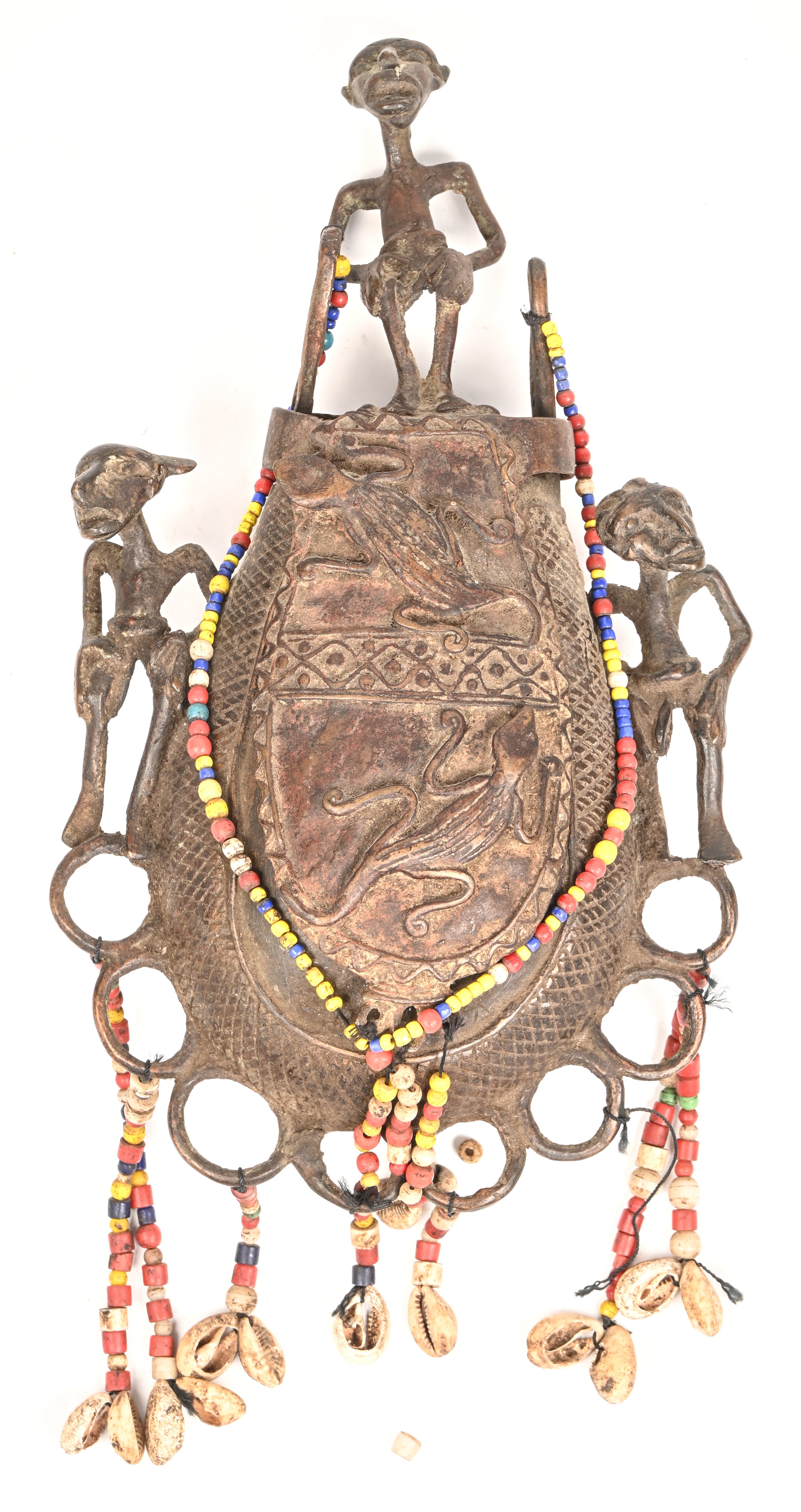 Een bronzen tas met figuren, kralen en schelpen, Benin, Nigeria Een bronzen tas met figuren, kralen en schelpen, Benin, Nigeria.
