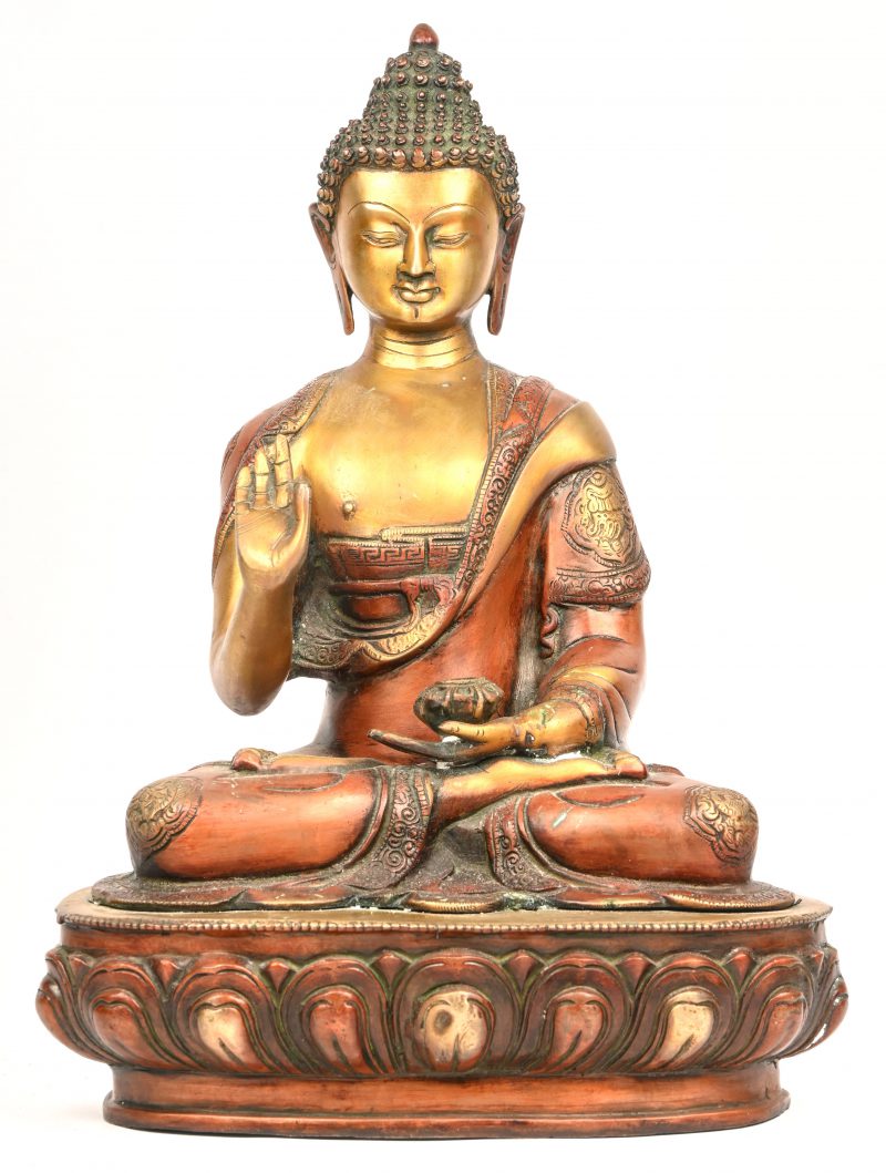 Een bronzen Buddha-beeld gezeten op een lotusbloem, Zuid-Oost-Aziatisch werk.