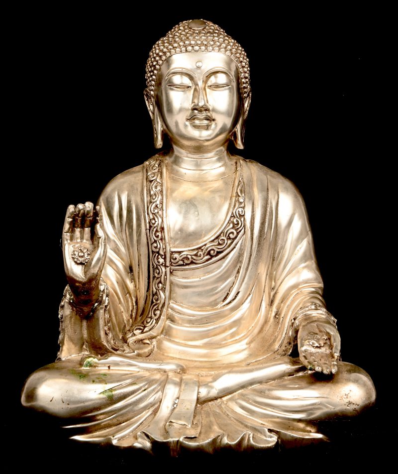Een Chinese zilverkleurig metalen zittende Buddha.