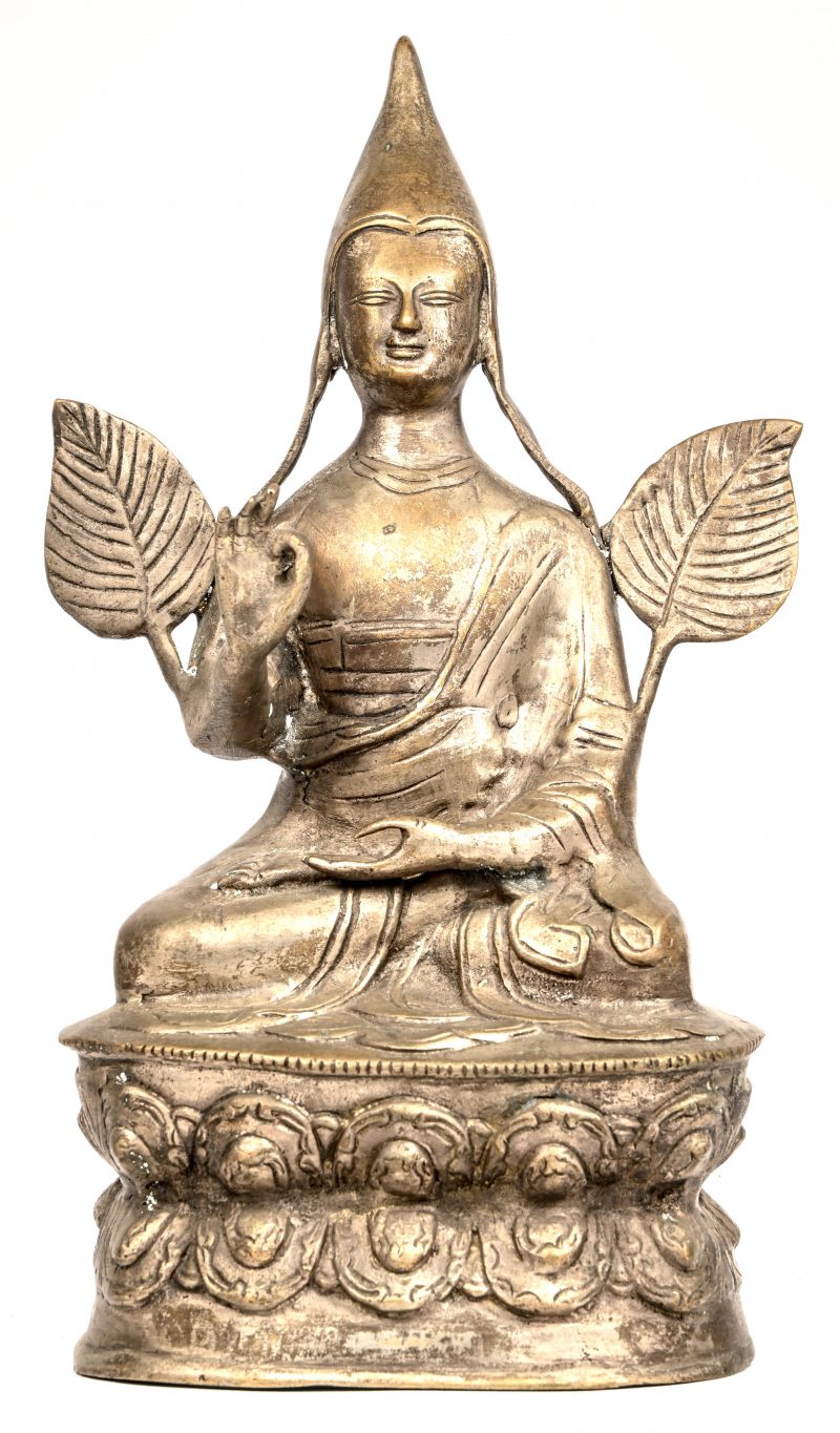Een verzilverd bronzen Tsongkhapa beeld, de stichter van de Gelug-traditie in het Tibetaans Boeddhisme.