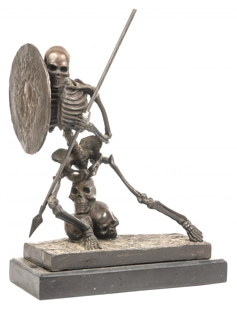 “Strijd tot de dood”. Een beeld van donkergepatineerd brons op een zwart marmeren sokkel.